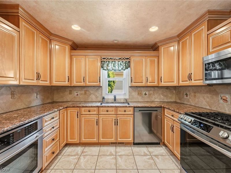 5379 Meadow Wood Boulevard, Lyndhurst, OH 44124 Photo 9