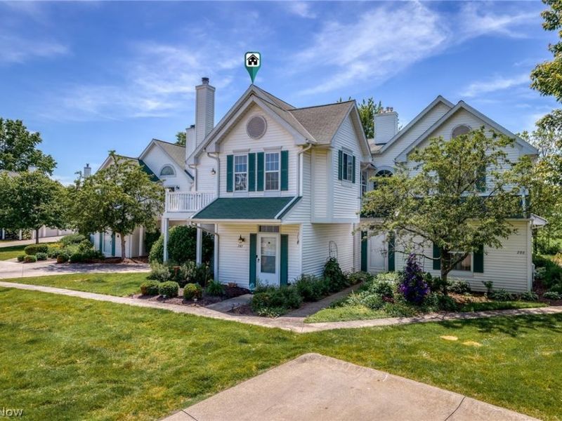 282 Vista Circle, North Olmsted, OH 44070 Photo 2