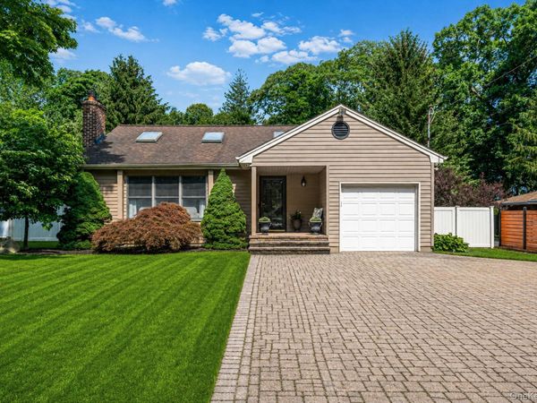 16 Lakecrest Lane, Ronkonkoma, NY 11779
