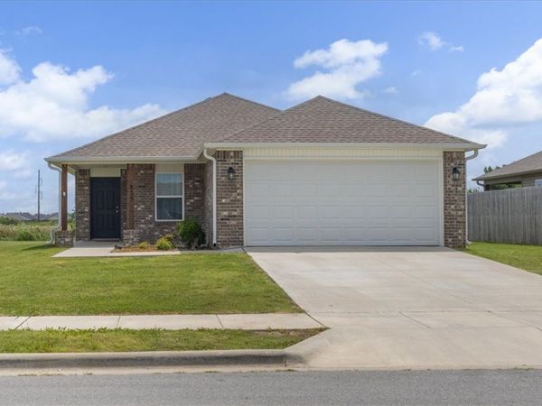 825 S Katlyn Drive , Siloam Springs, AR 72761