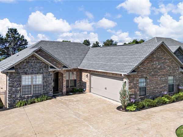 31 Village Court , Russellville, AR 72802