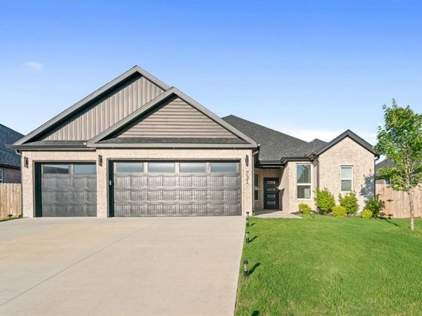 731 Dillon Street , Bentonville, AR 72713