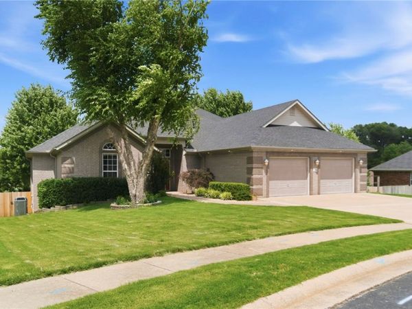 304 SW Duke Avenue , Bentonville, AR 72712
