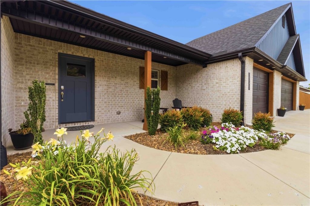 1045 W Garland Street, Siloam Springs, AR 72761 Main Photo
