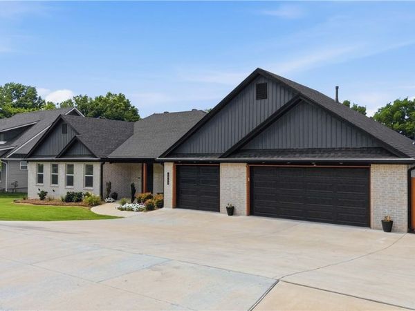 1045 W Garland Street, Siloam Springs, AR 72761