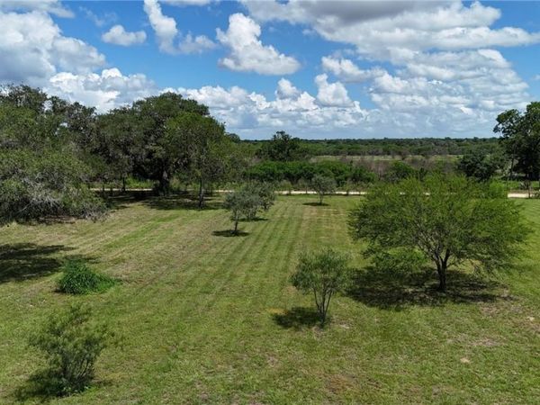 201 Elwood Street , Yoakum, TX 77995