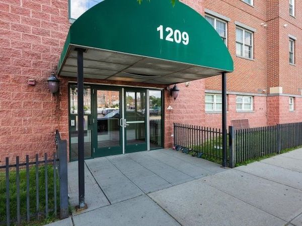 1209 Summit Ave, Jersey, NJ 07307