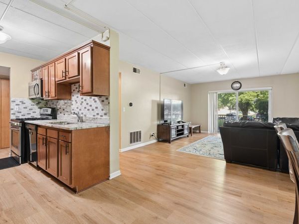 5S040 Pebblewood Lane , Unit E105, Naperville, IL 60563