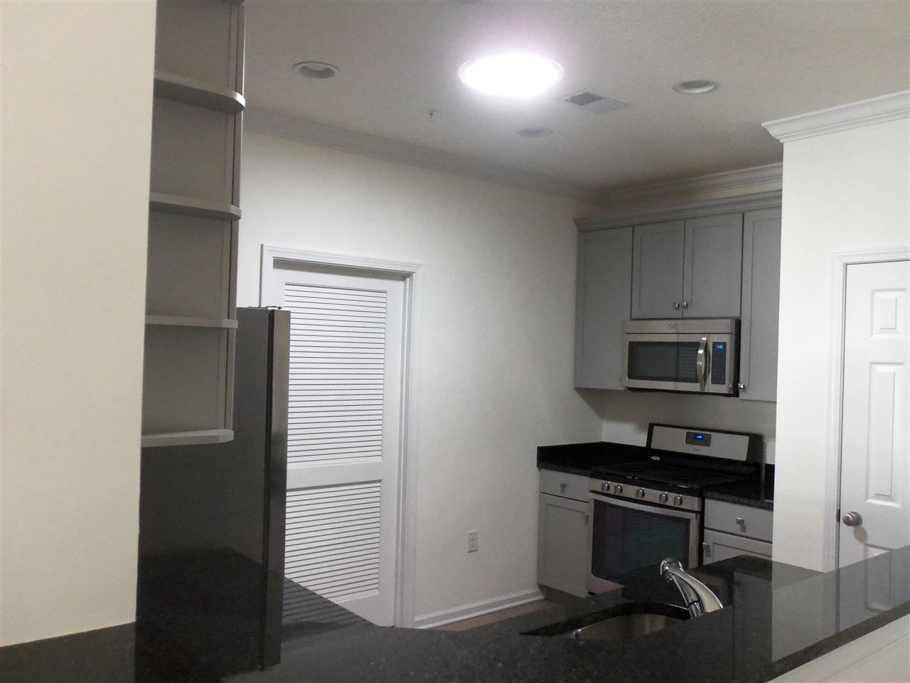 1144 Freeboard St. Photo 11