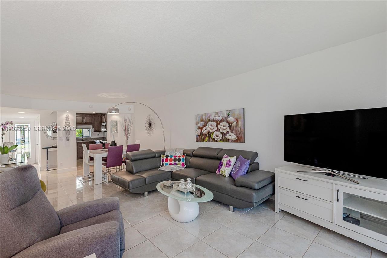 9410 N Hollybrook Lake Dr , Unit 11-109, Pembroke Pines, FL 33025 Photo