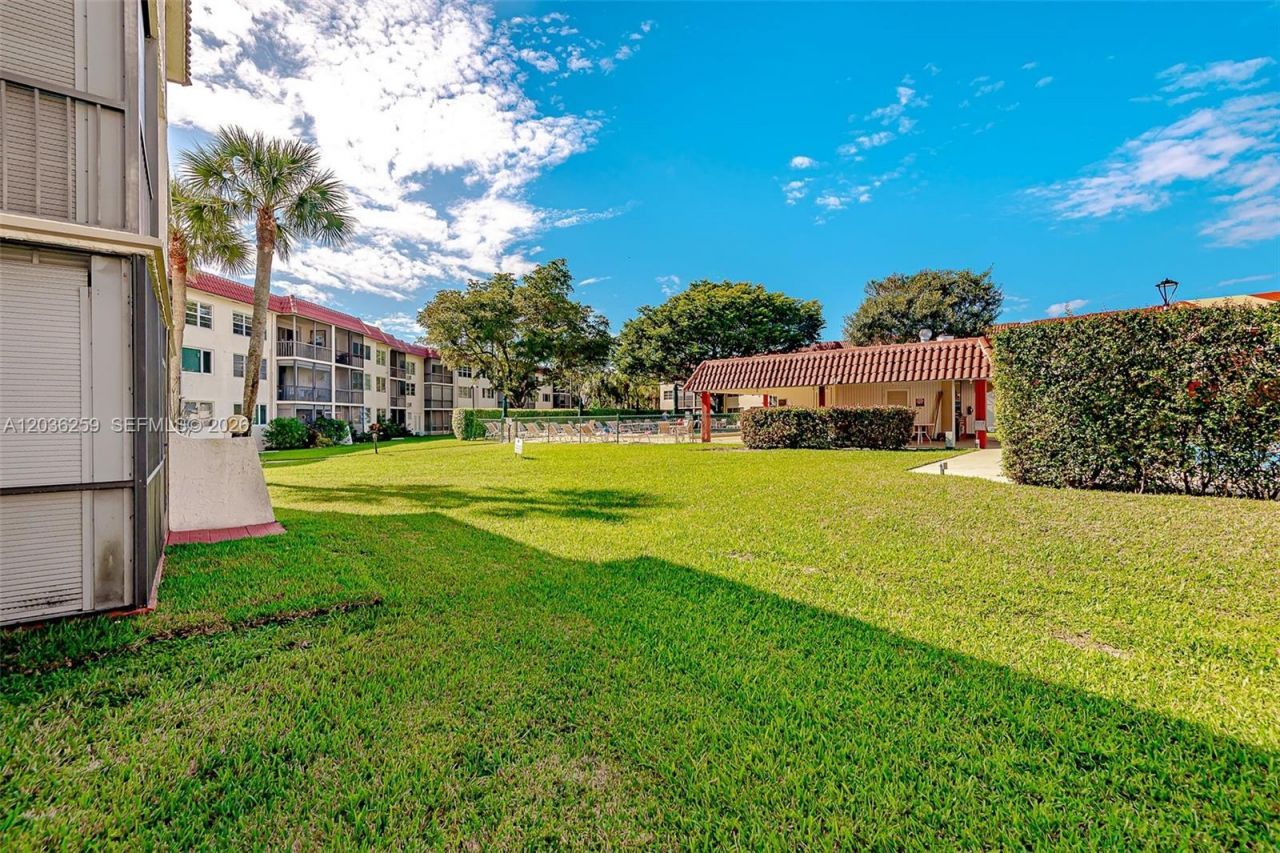 9410 N Hollybrook Lake Dr , Unit 11-109, Pembroke Pines, FL 33025 Photo