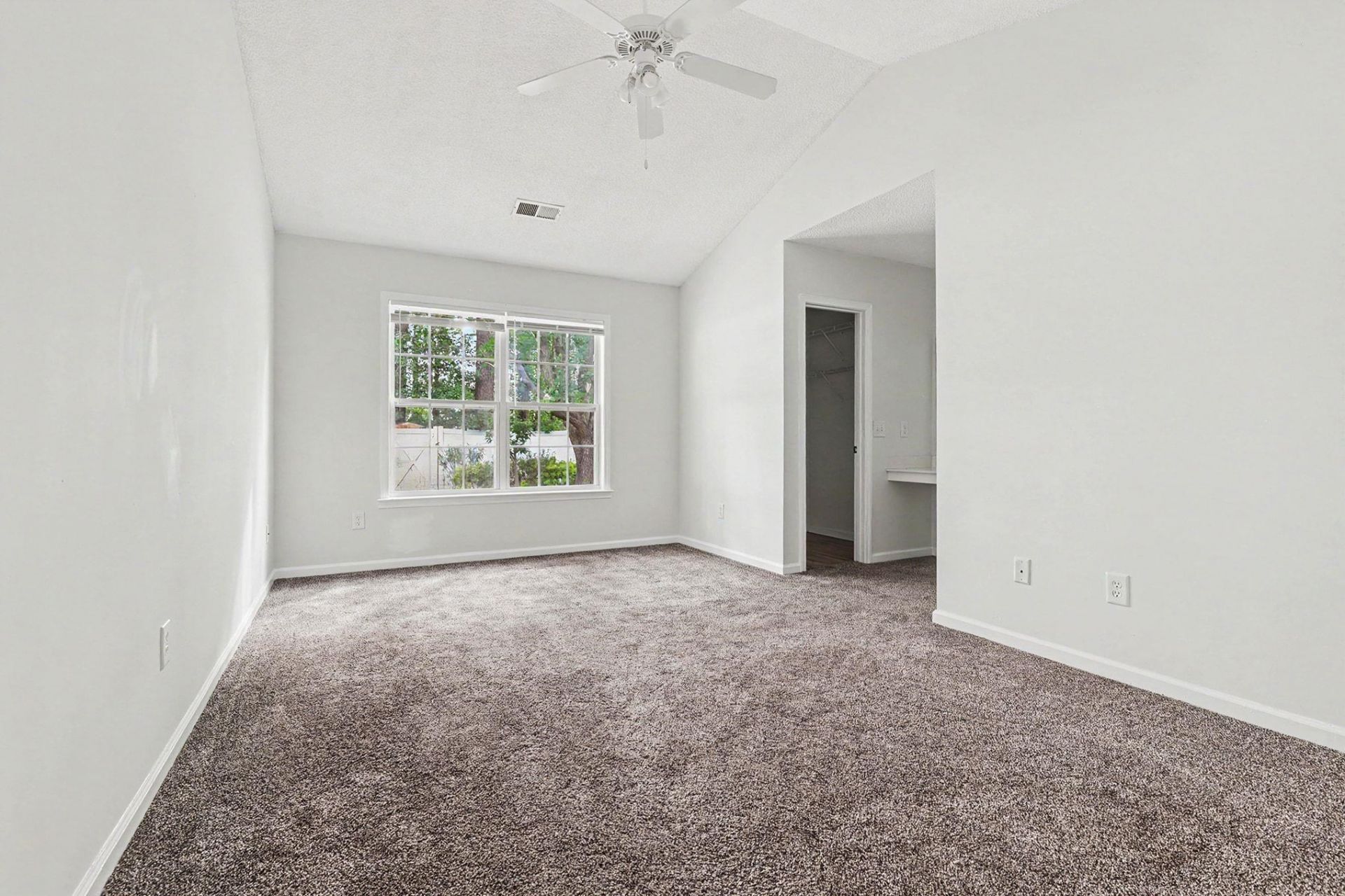 306 Andorra St.  Photo 14