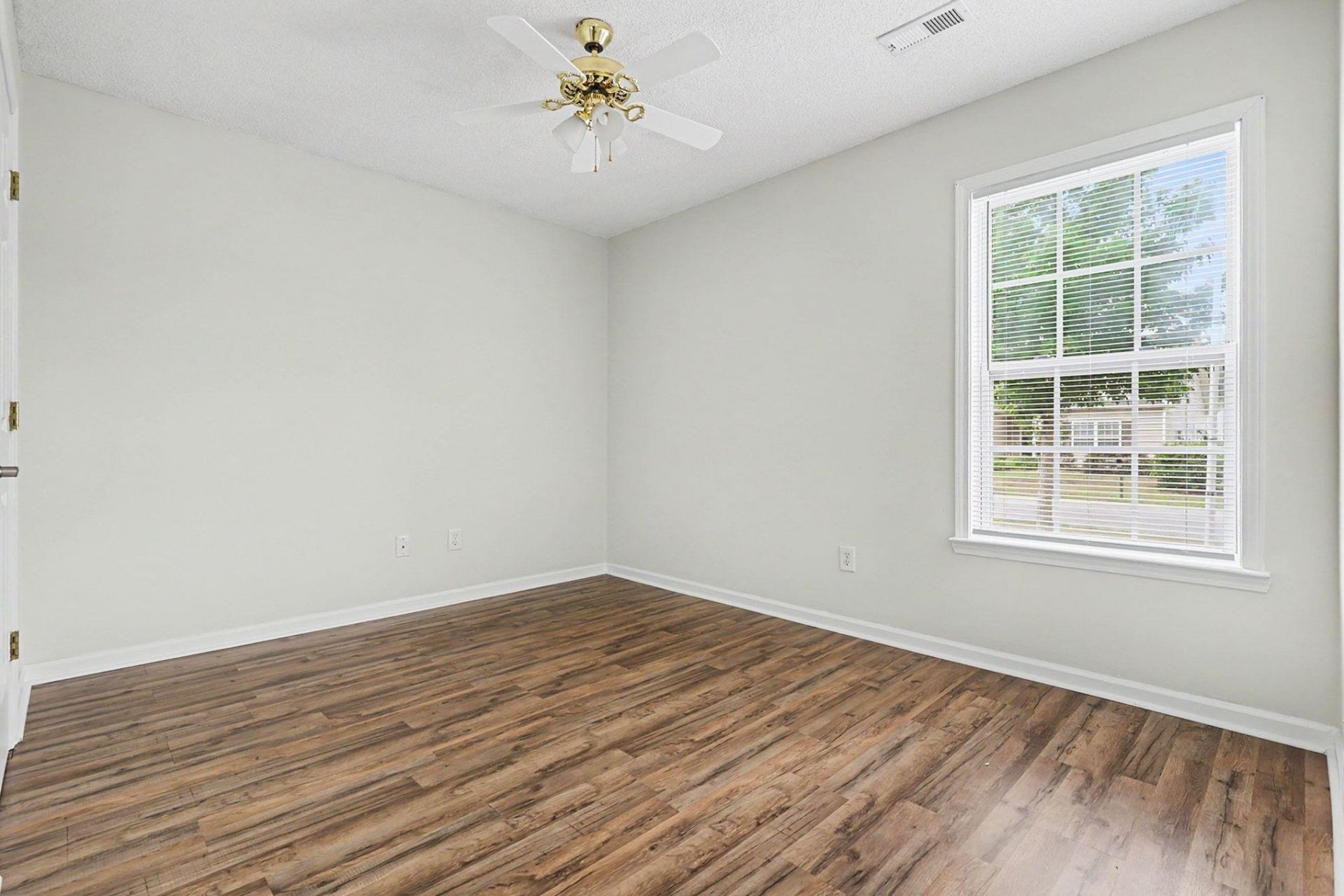 306 Andorra St.  Photo 19
