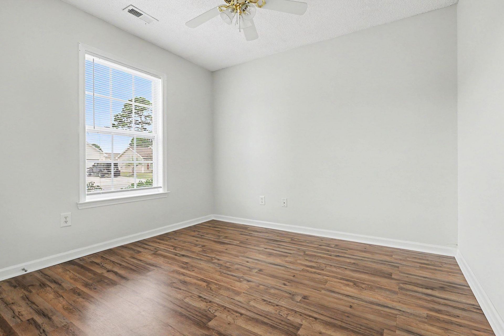 306 Andorra St.  Photo 20