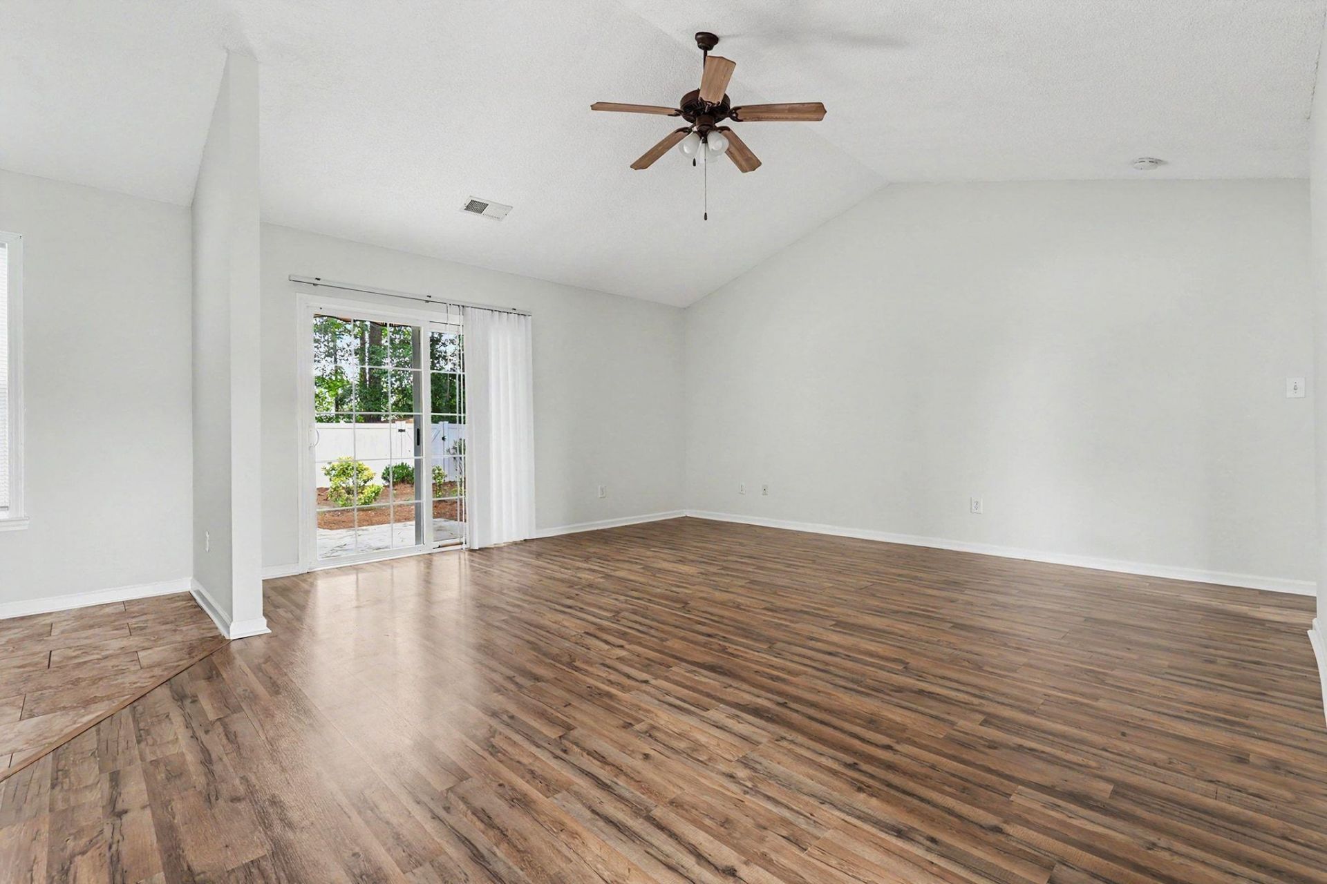 306 Andorra St.  Photo 4