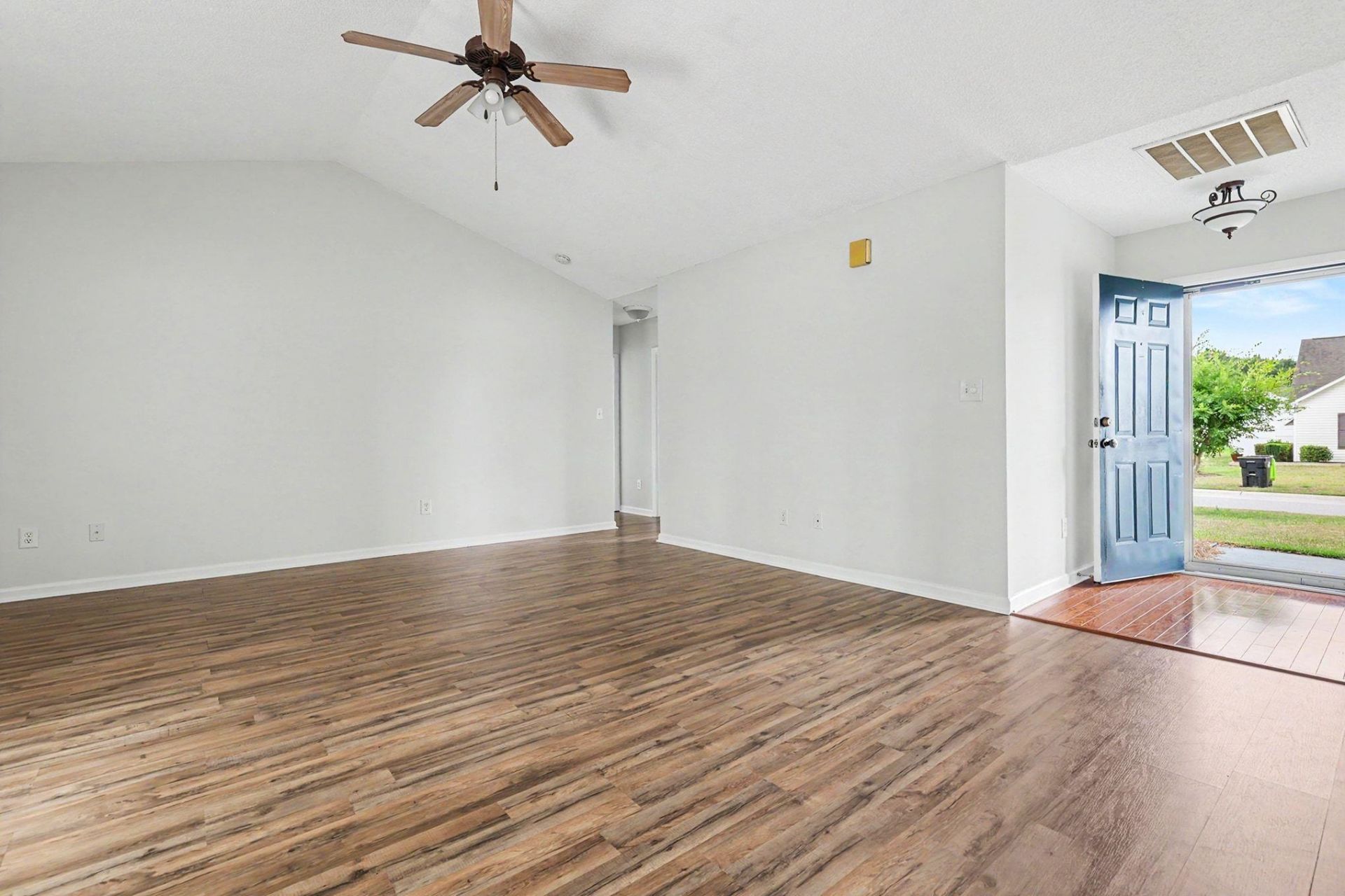 306 Andorra St.  Photo 5