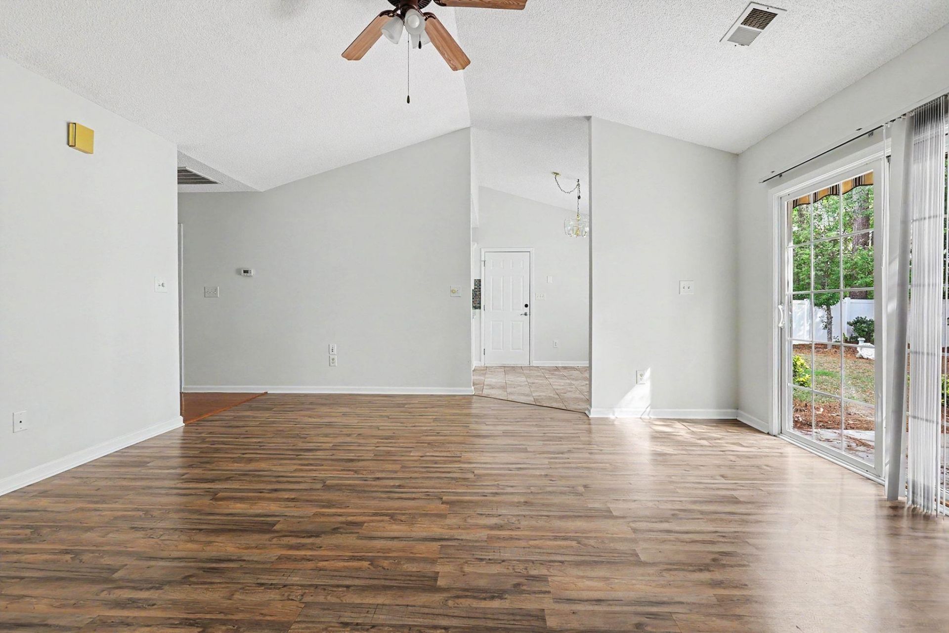 306 Andorra St.  Photo 7