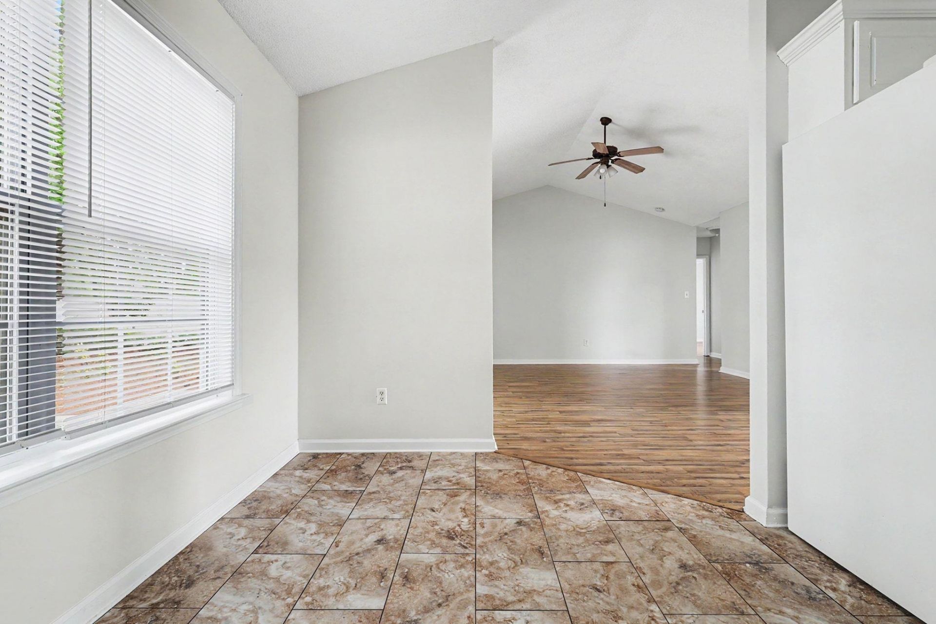 306 Andorra St.  Photo 8
