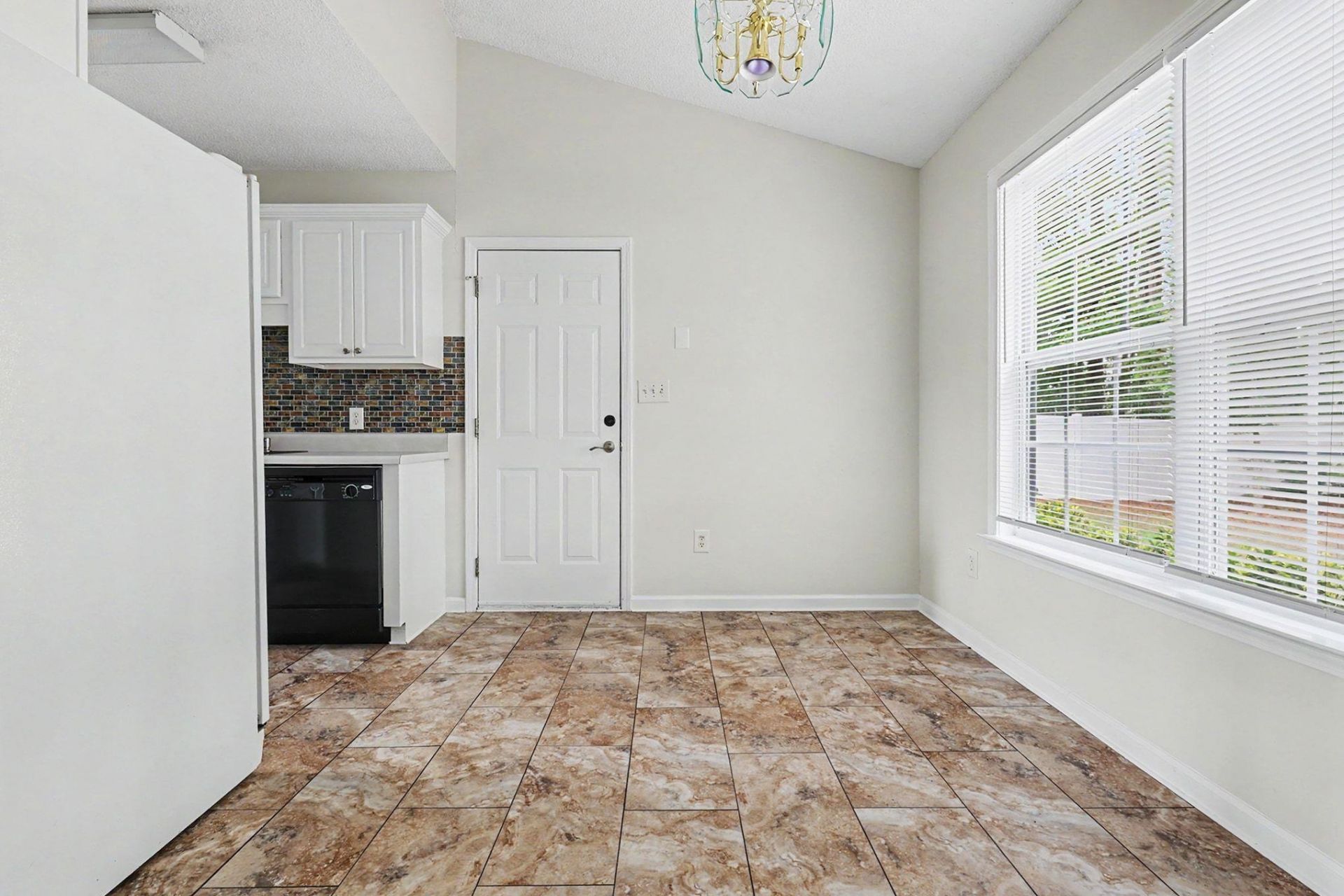 306 Andorra St.  Photo 9