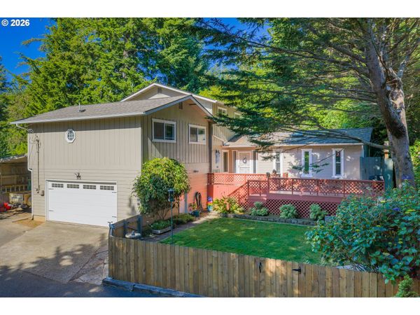 910 N 8TH ST, Coos Bay, OR 97420
