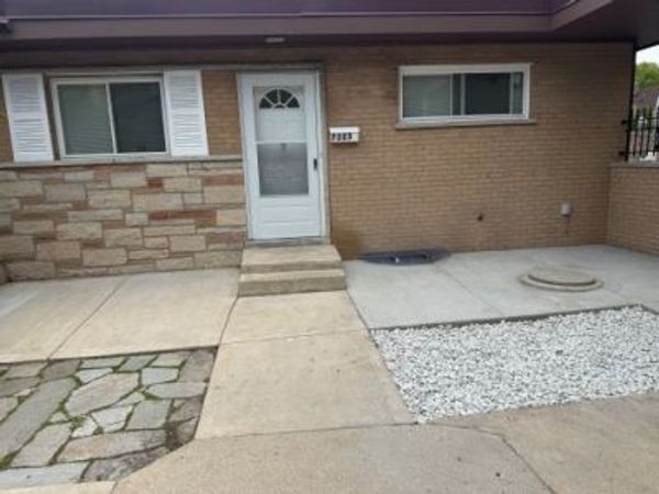 7323 N Damen Avenue , Chicago, IL 60645