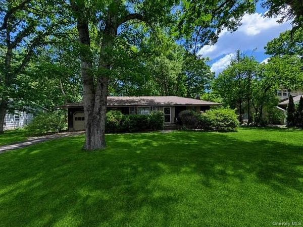 33 Summit Drive , Smithtown, NY 11787