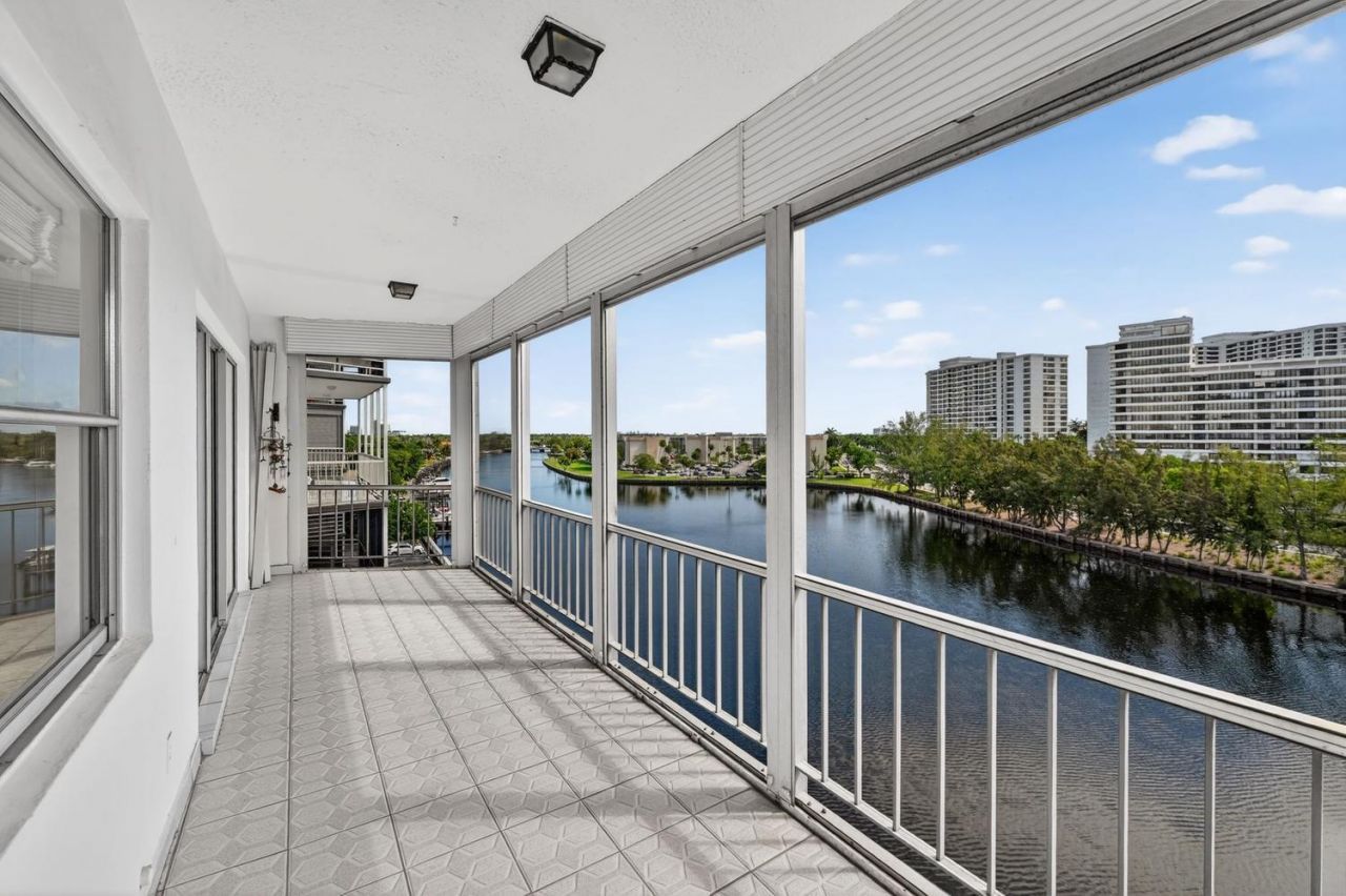 400 Diplomat Parkway, Unit 612, Hallandale Beach, FL 33009 Photo
