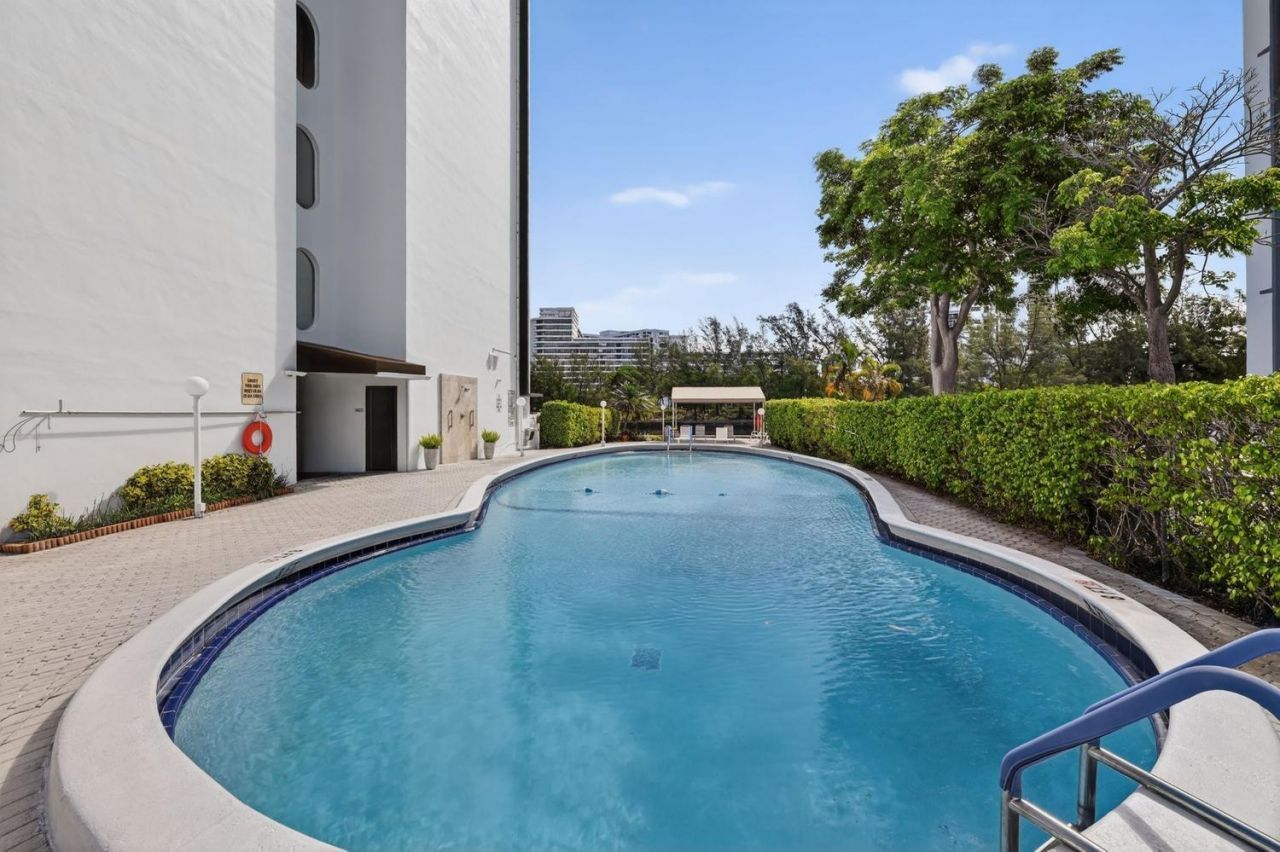 400 Diplomat Parkway, Unit 612, Hallandale Beach, FL 33009 Photo
