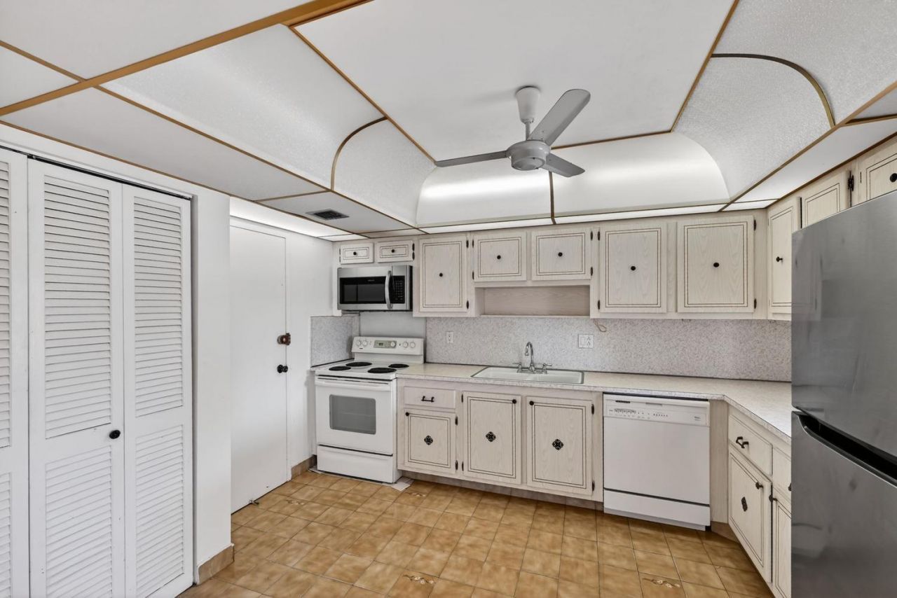 400 Diplomat Parkway, Unit 612, Hallandale Beach, FL 33009 Photo