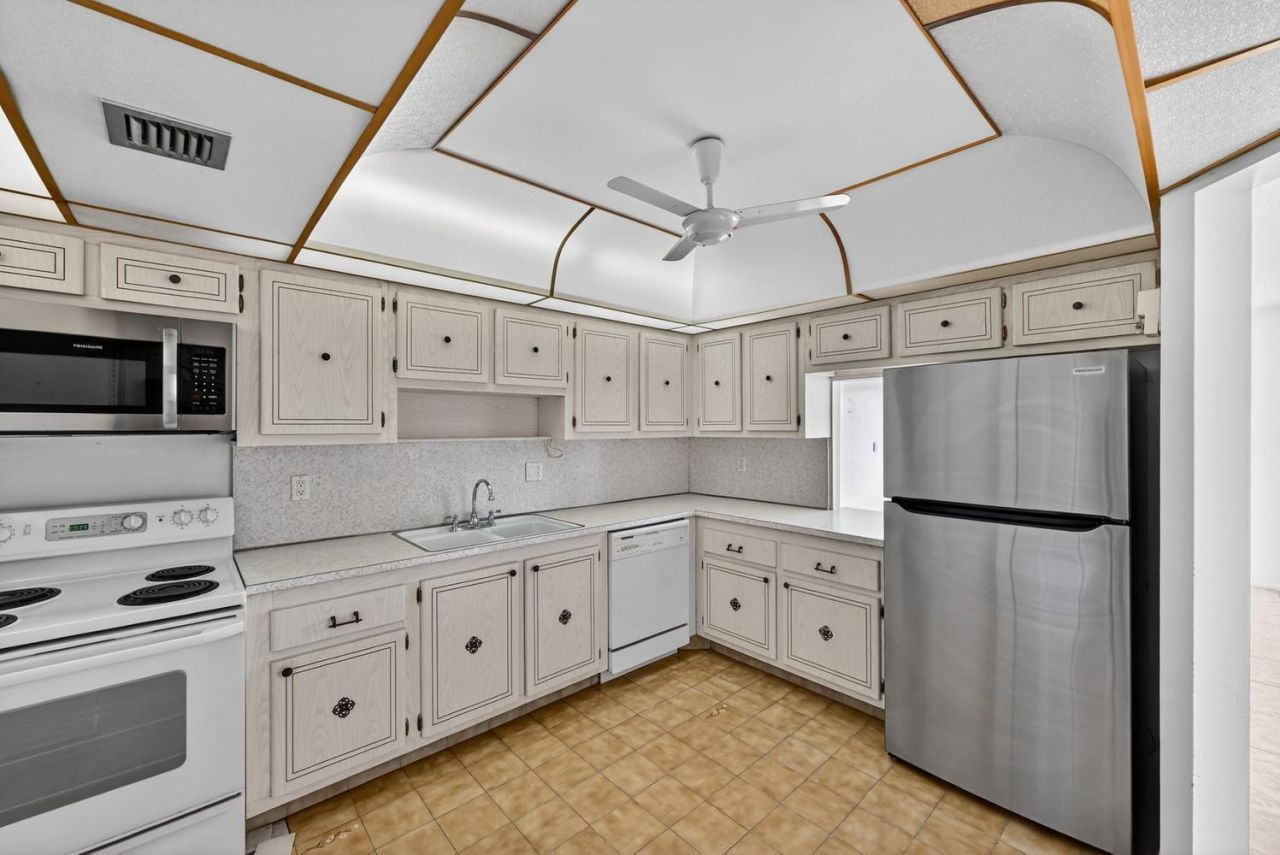 400 Diplomat Parkway, Unit 612, Hallandale Beach, FL 33009 Photo