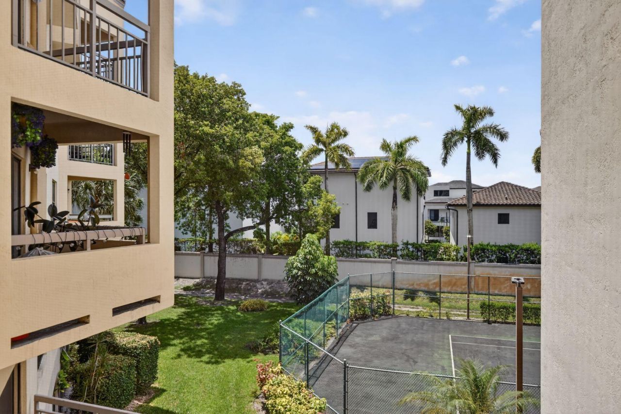 8290 Lake Drive, Unit 305, Doral, FL 33166 Photo