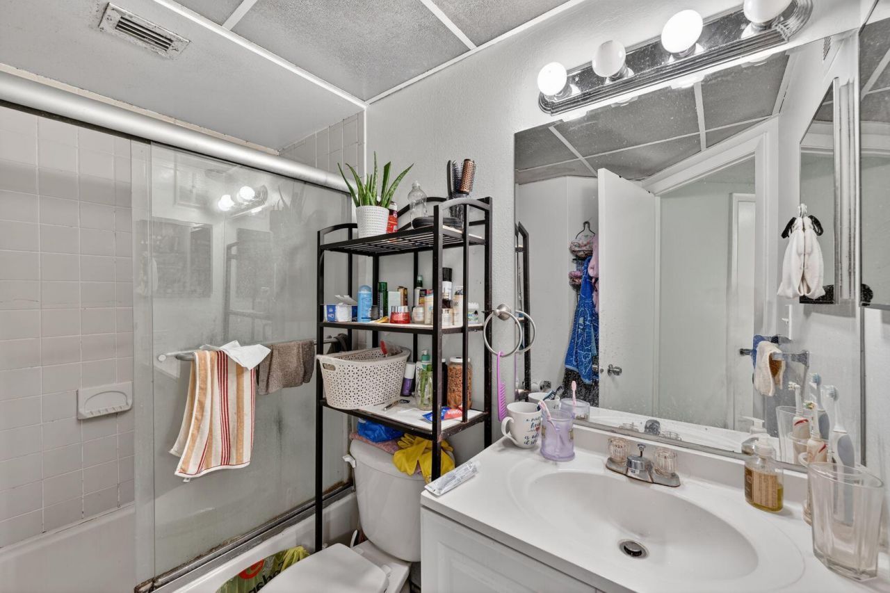 8290 Lake Drive, Unit 305, Doral, FL 33166 Photo