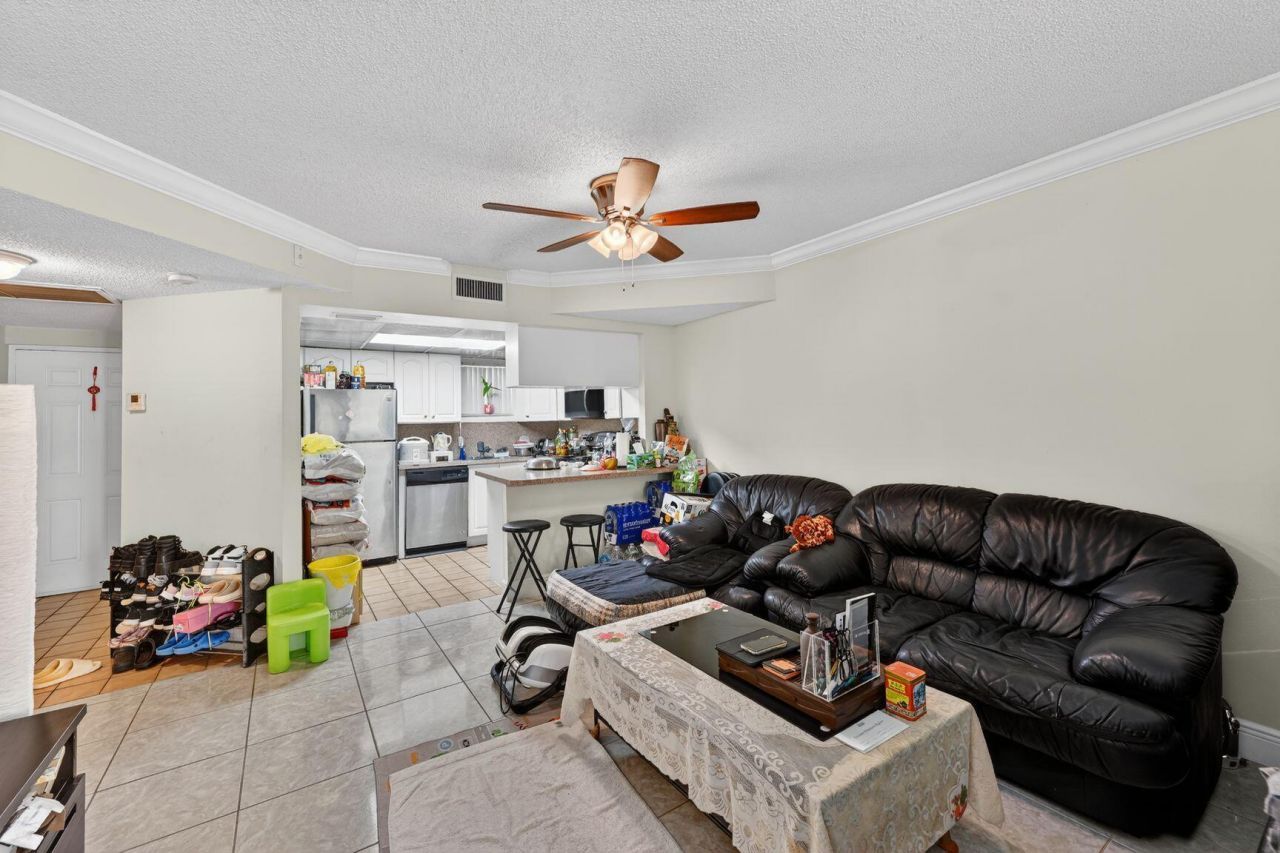 8290 Lake Drive, Unit 305, Doral, FL 33166 Photo