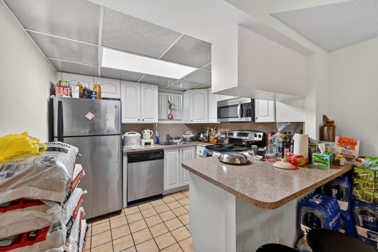 8290 Lake Drive, Unit 305, Doral, FL 33166 Photo