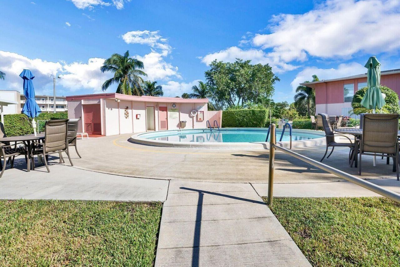 1 Golfs Edge, Unit F, West Palm Beach, FL 33417 Photo