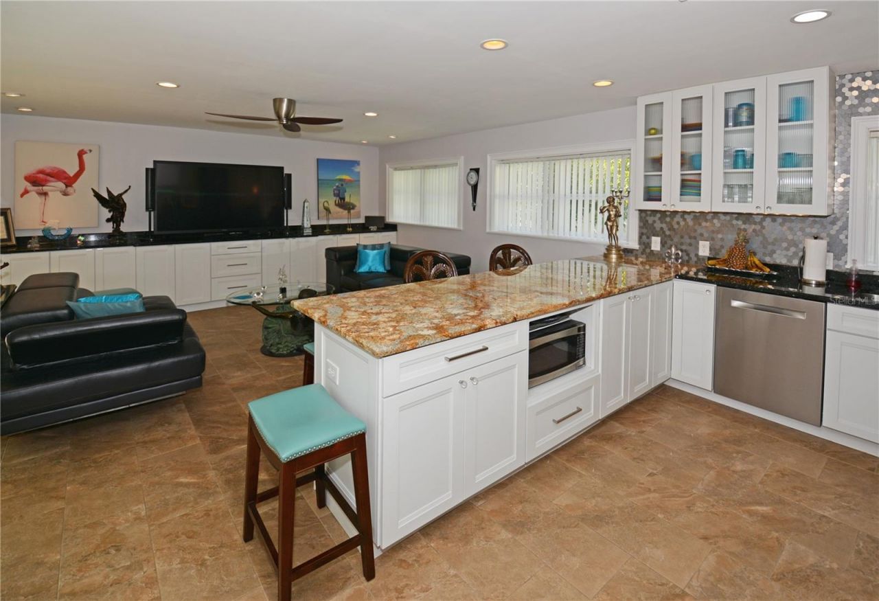 7020 Mango Avenue S, Saint Petersburg, FL 33707 Photo
