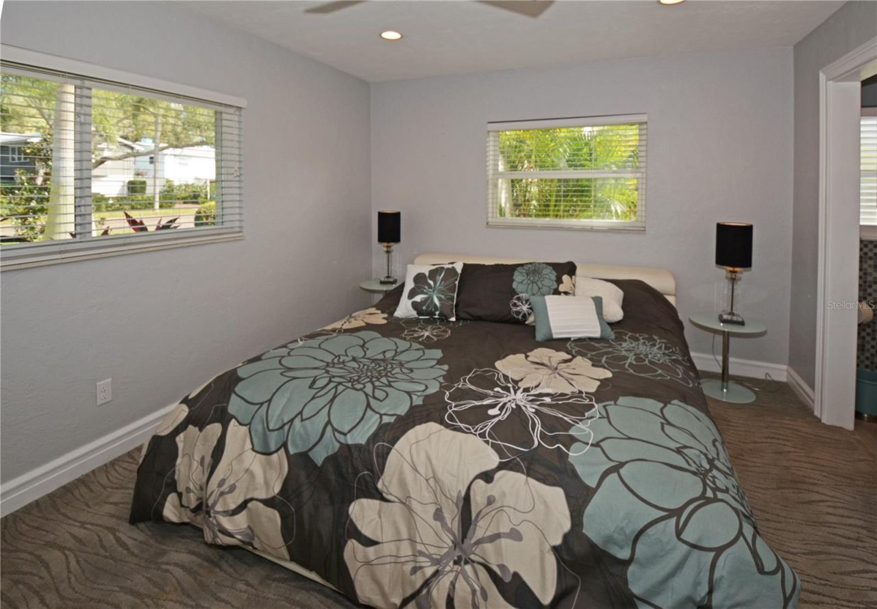 7020 Mango Avenue S, Saint Petersburg, FL 33707 Photo