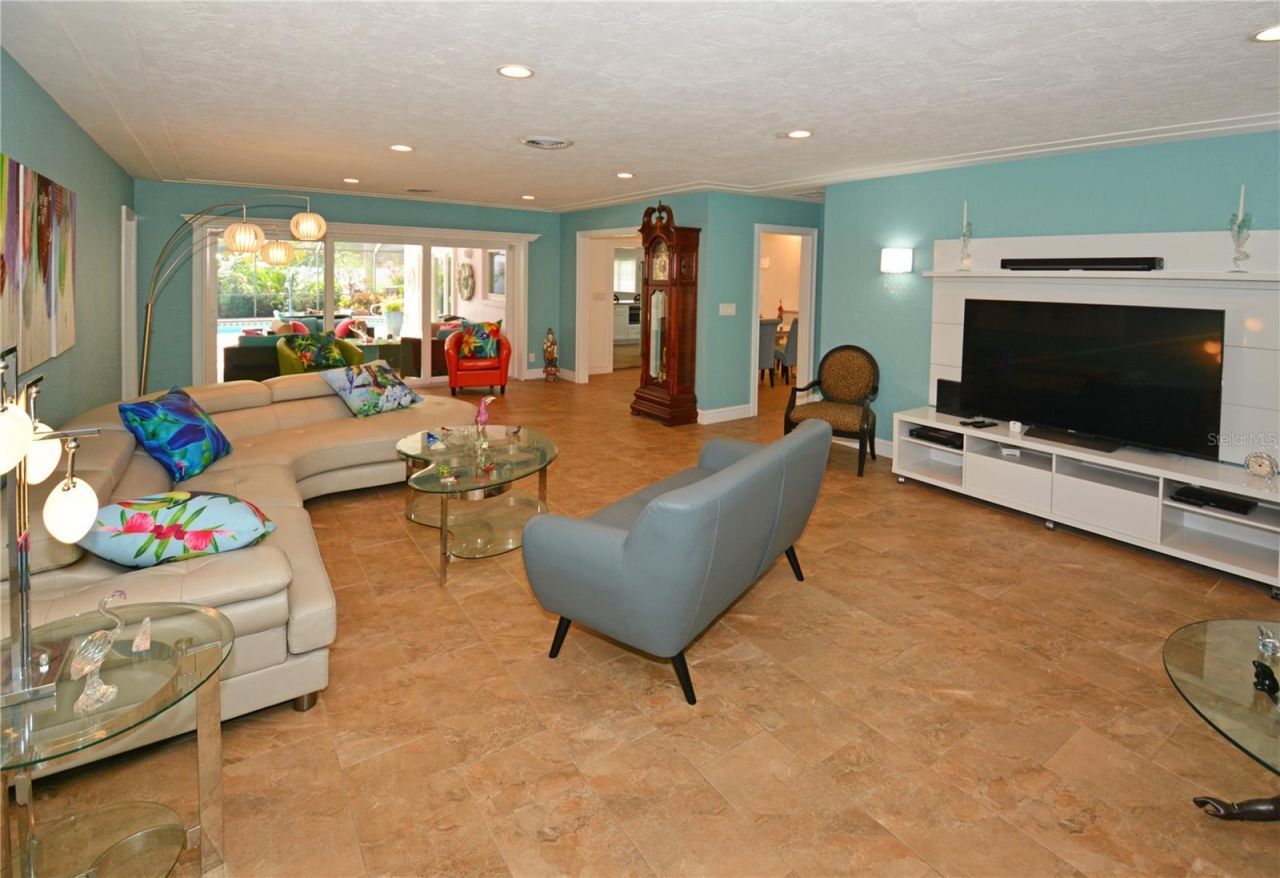 7020 Mango Avenue S, Saint Petersburg, FL 33707 Photo