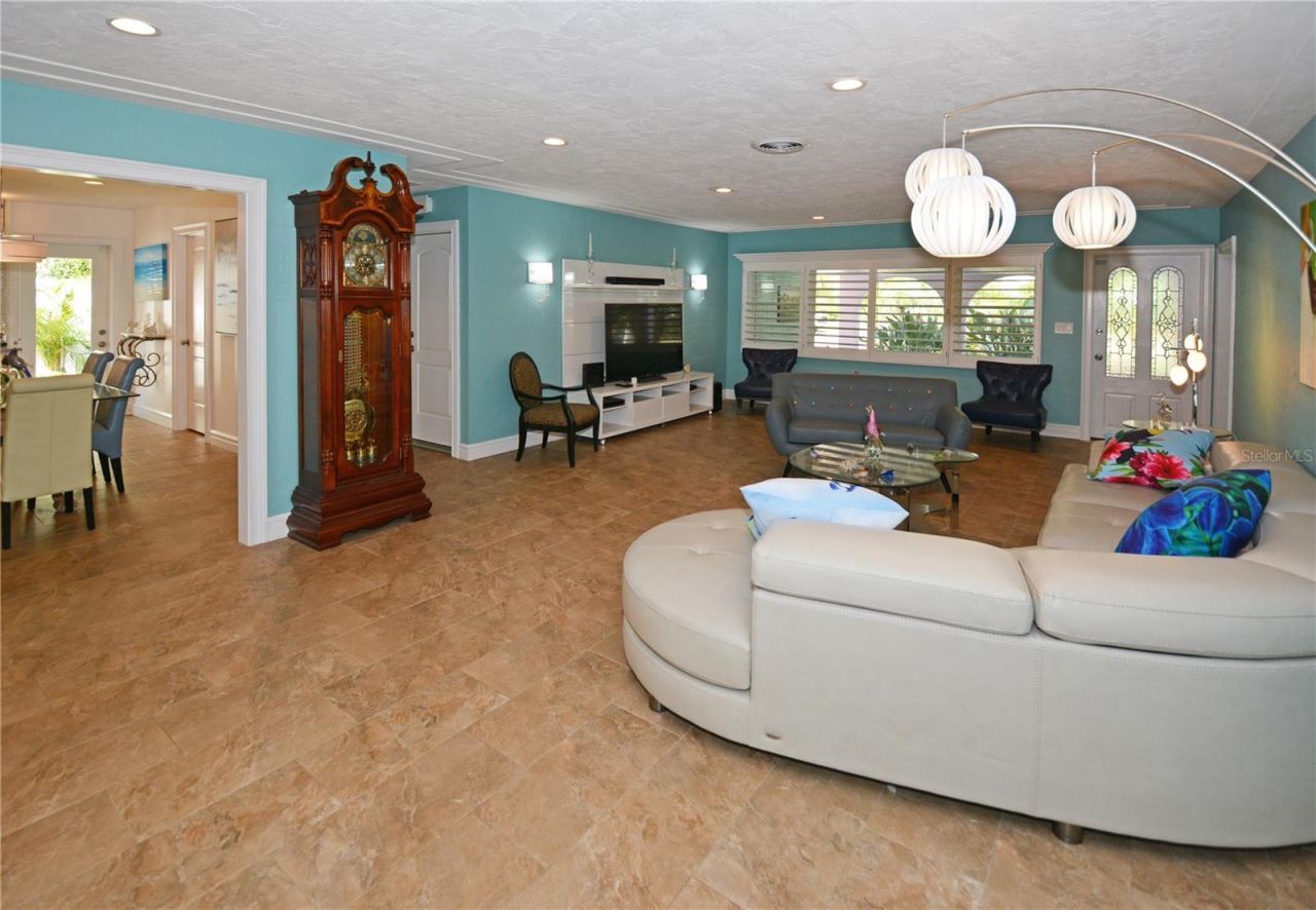 7020 Mango Avenue S, Saint Petersburg, FL 33707 Photo