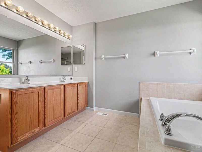 6176 Spires Drive, Miami Twp, OH 45140 Photo 10