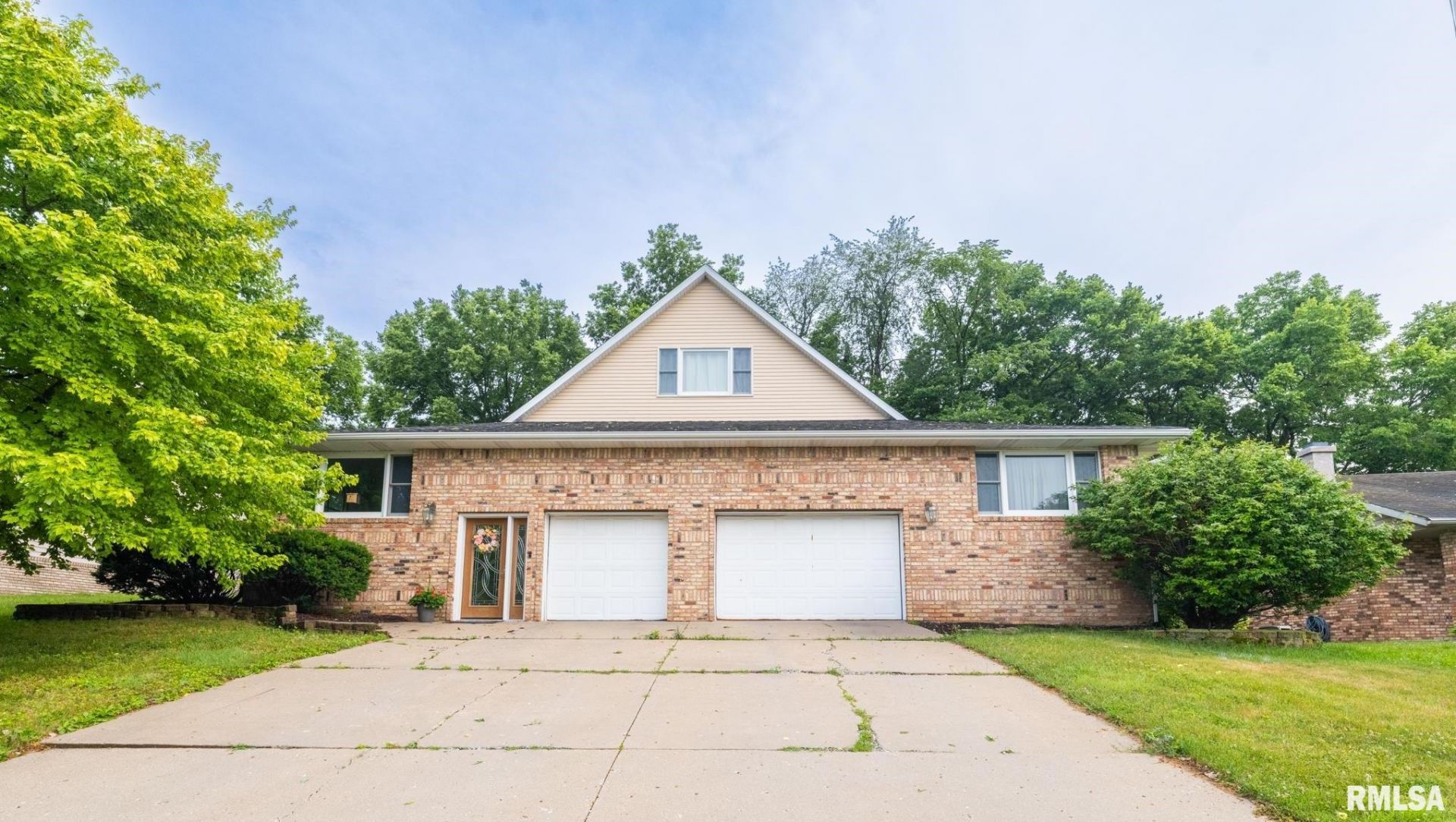 2424 Maywood Avenue, Pekin, IL 61554 Main Photo