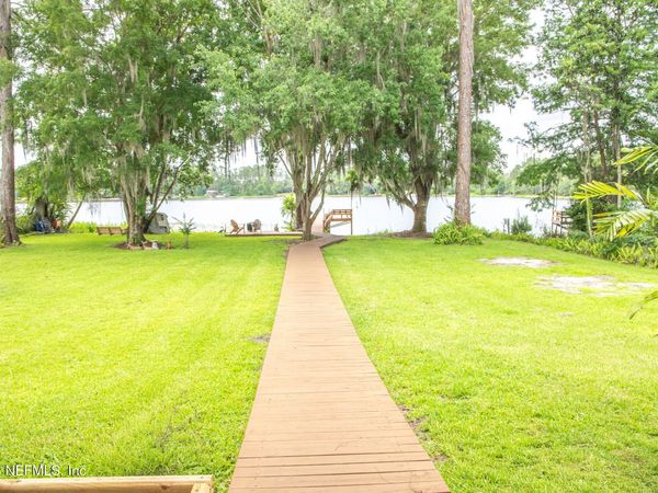 303 RILEY LAKE Drive, Hawthorne, FL 32640