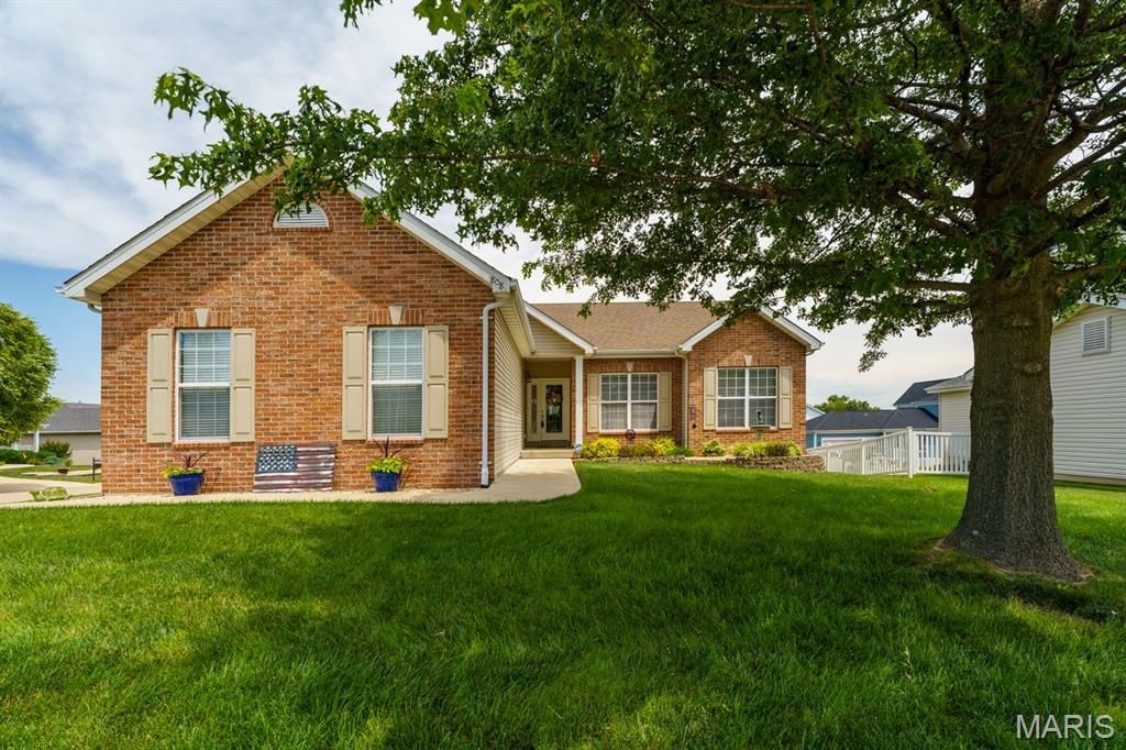 808 Blazing Star Drive, Waterloo, IL 62298 Main Photo