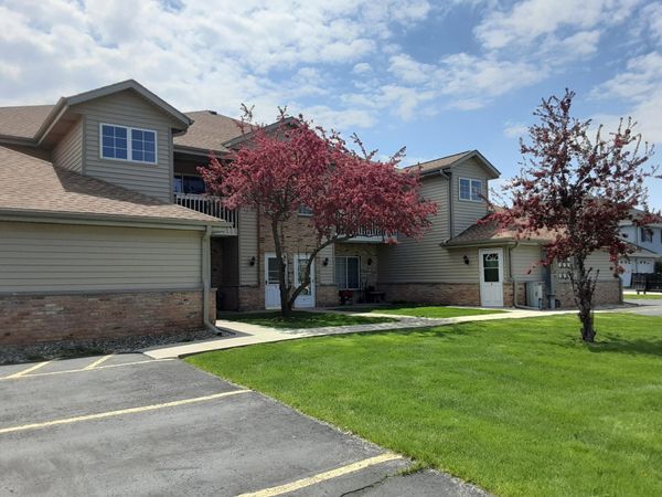 3620 E Barbara Ct, Unit 8, Oak Creek, WI 53154