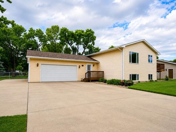 705 SW 13th Avenue, Aberdeen, SD 57401