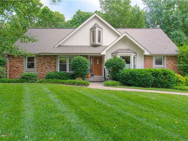 1144 Camelot Drive, Liberty, MO 64068