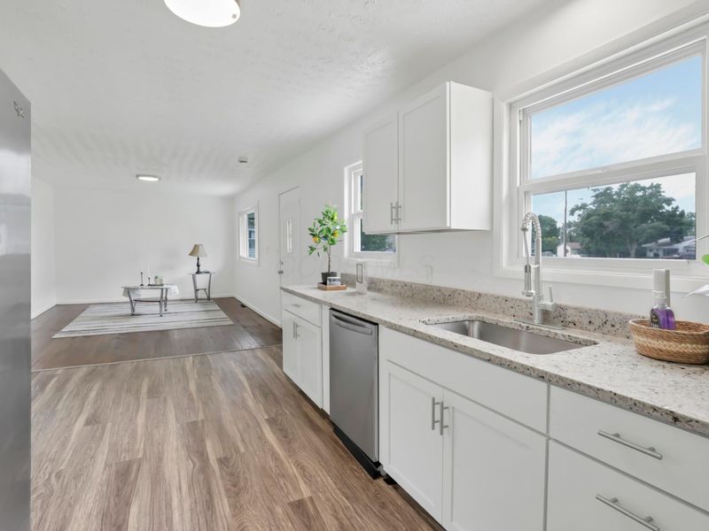 5567 Shoreline Court, Columbus, OH 43232 Photo 6