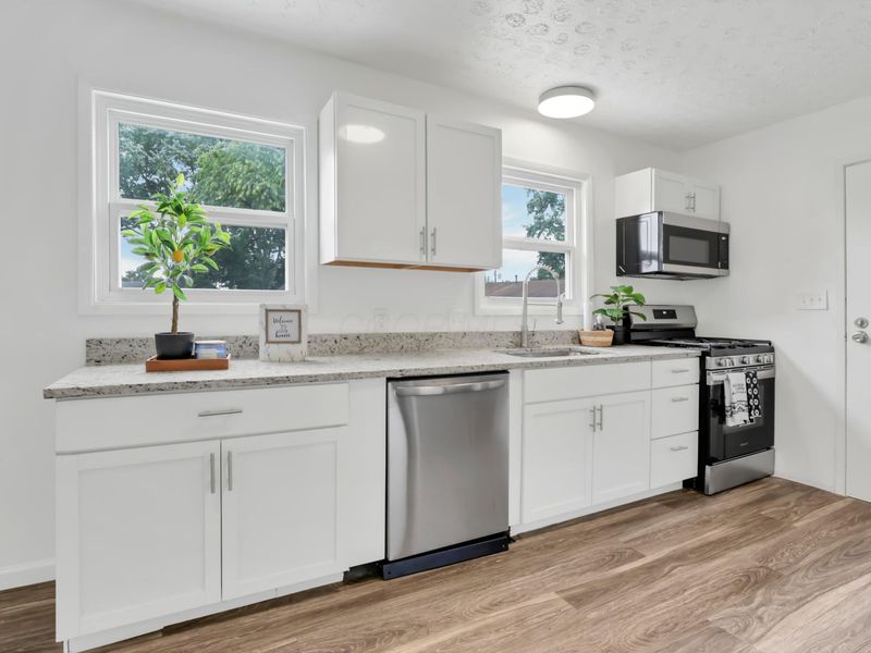 5567 Shoreline Court, Columbus, OH 43232 Photo 8