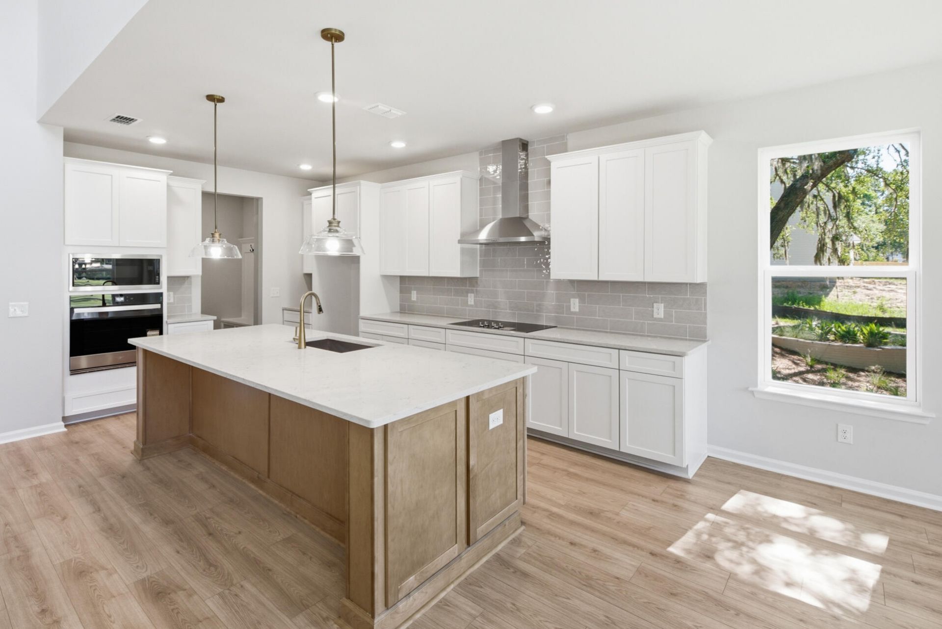 176 The Oaks Avenue Photo 14