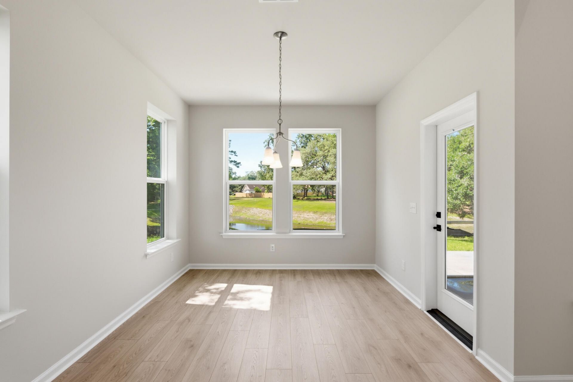 176 The Oaks Avenue Photo 15